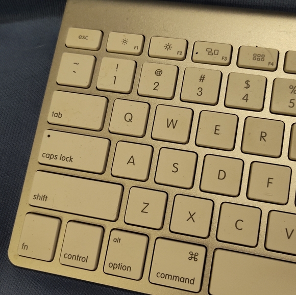 Like-New APPLE Wireless Keyboard - Picture 4 of 9